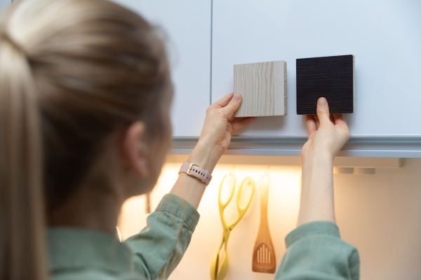 replace Kitchen Cabinet Doors: woman choosing kitchen cabinet materials